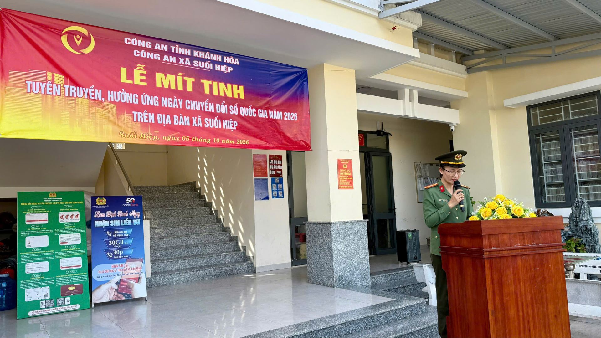 Đồng chí Thiếu tá Nguyễn Đặng Hồng Linh - Phó Trưởng Công an xã Suối Hiệp phát biểu tại buổi Mittinh.