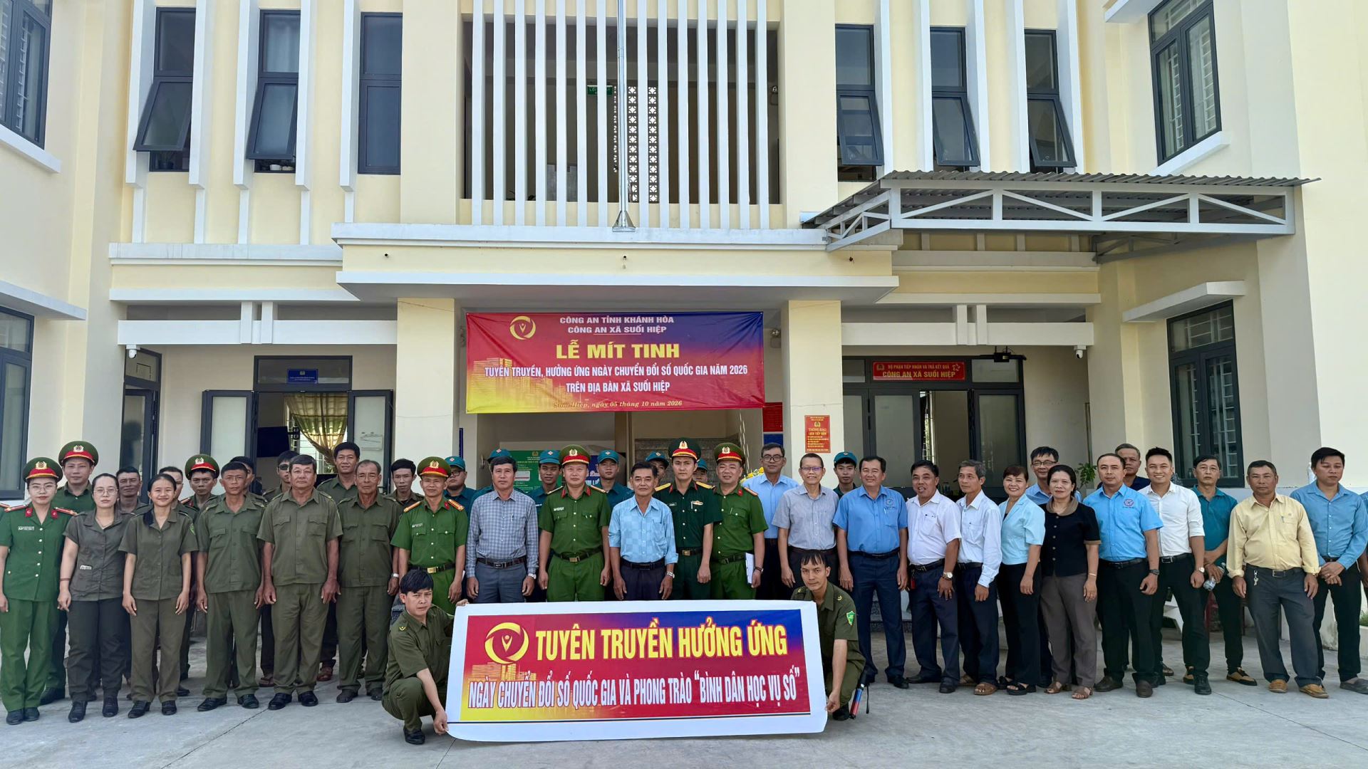 Các đại biểu chụp ảnh lưu niệm tại buổi Mittinh hưởng ứng Ngày Chuyển đổi số quốc gia năm 2026.