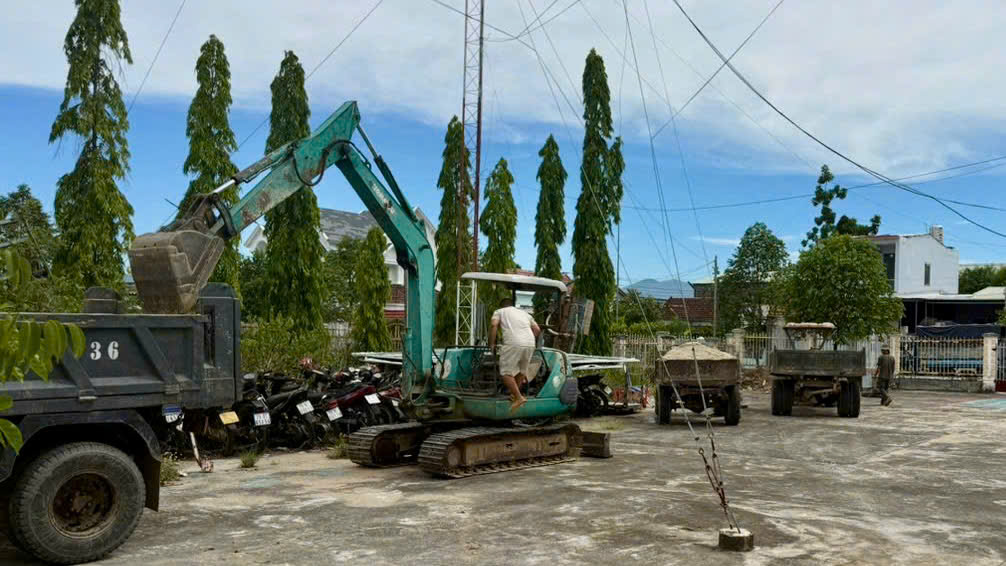 Phương tiện phục vụ hoạt động khai thác cát trái phép bị lực lượng chức năng tạm giữ để xử lý theo quy định.
