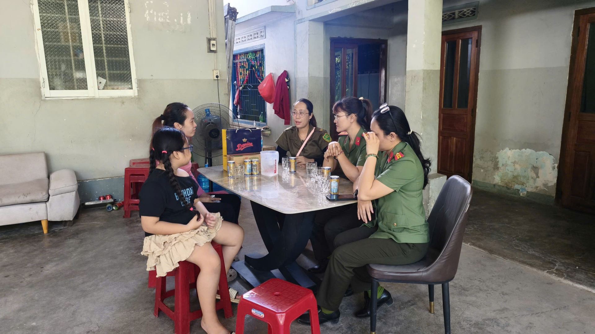 Chi hội Phụ nữ Công an xã Suối Hiệp thăm hỏi, động viên gia đình cháu Hồ Ngọc Huyền Anh.