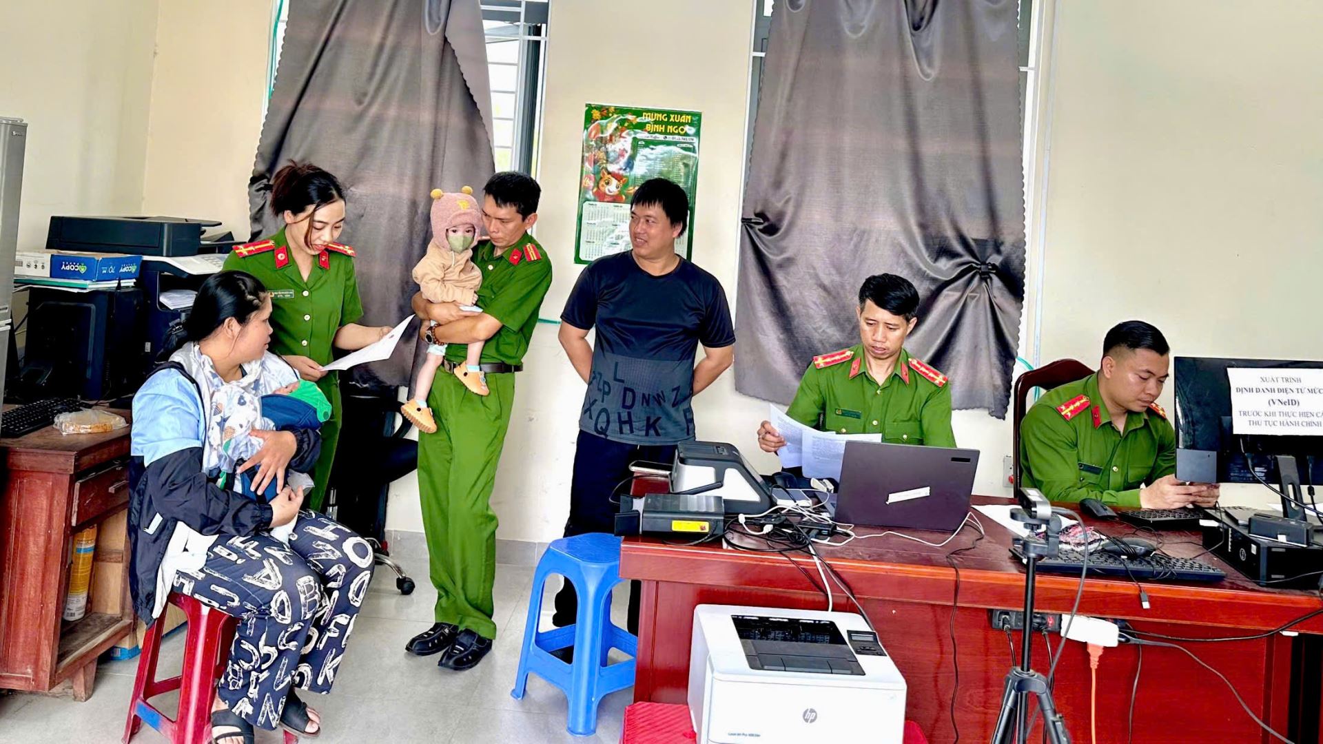 Hội viên Chi hội Phụ nữ Công an xã Suối Hiệp hướng dẫn, hỗ trợ người dân thực hiện thủ tục hành chính tại trụ sở Công an xã.