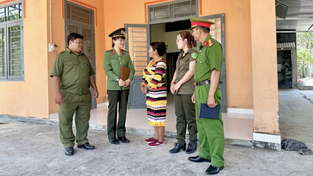 Chi hội Phụ nữ Công an xã Suối Hiệp phối hợp bám cơ sở, tuyên truyền pháp luật, nắm tình hình và vận động Nhân dân chấp hành các quy định của pháp luật.
