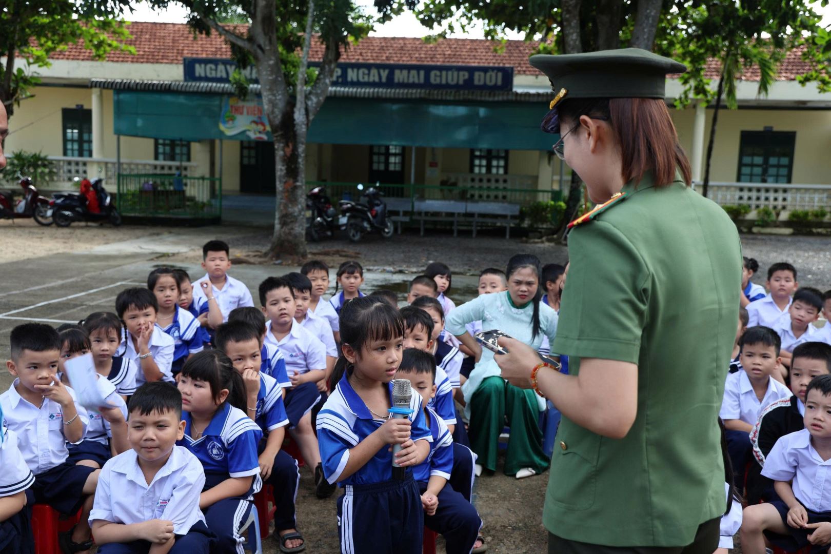 Cán bộ Công an xã Suối Hiệp tuyên truyền pháp luật về TTATGT cho học sinh.