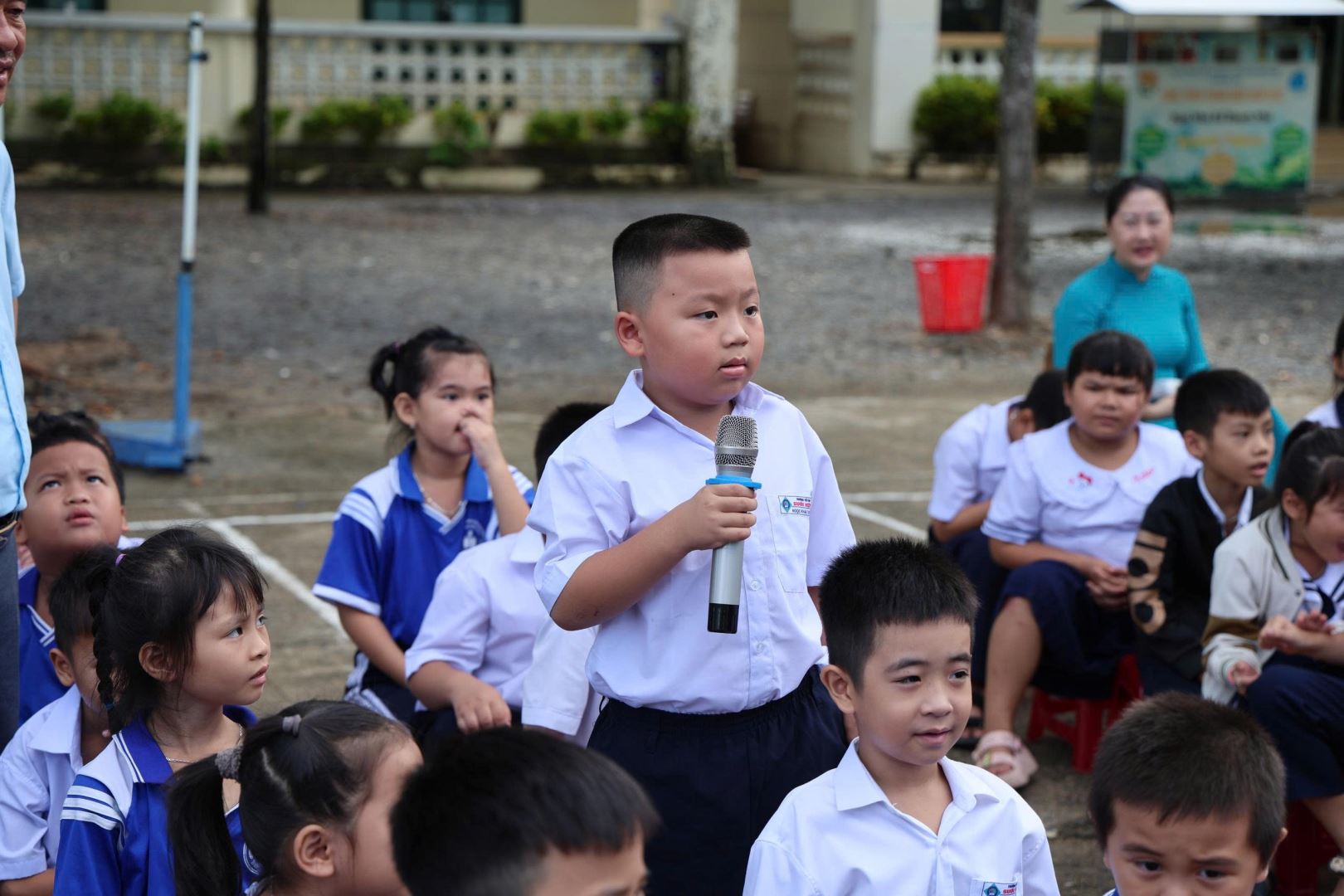 Học sinh trường Tiểu học Suối Hiệp tham gia trả lời câu hỏi tại buổi tuyên truyền.