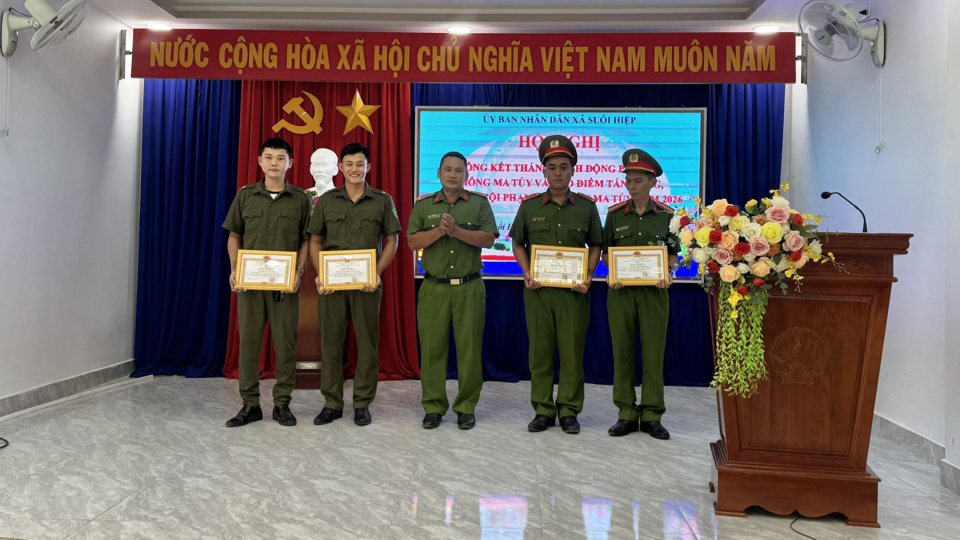 Đồng chí Trung tá Nguyễn Quốc Việt - Trưởng Công an xã Suối Hiệp trao Giấy khen cho các cá nhân có thành tích xuất sắc trong thực hiện Tháng hành động phòng, chống ma túy và Cao điểm tấn công, trấn áp tội phạm, tệ nạn ma túy năm 2026.