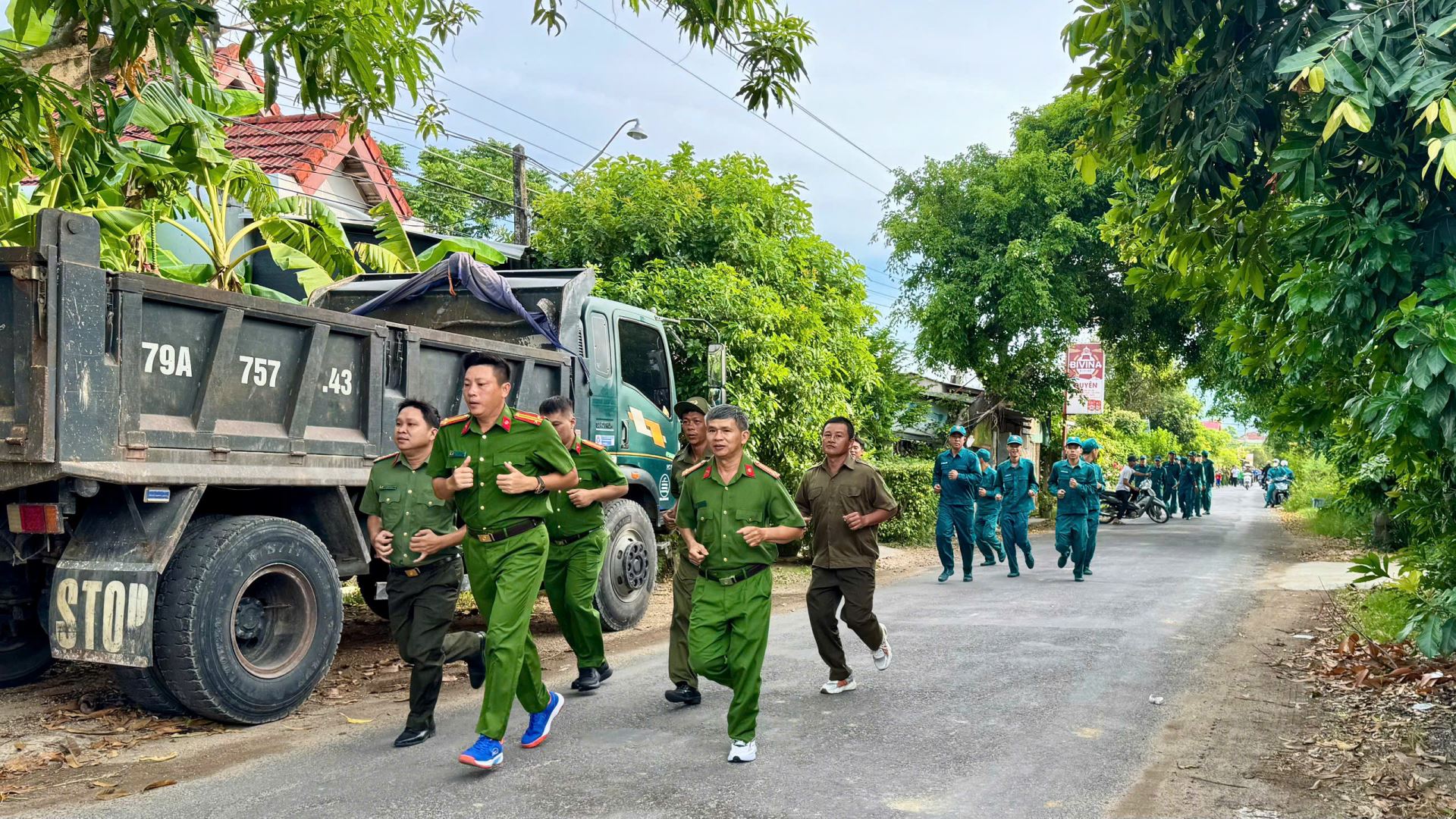 Lực lượng Công an xã, đoàn viên thanh niên và các thành phần tham gia hưởng ứng Tháng hành động phòng, chống ma túy năm 2026 tại xã Suối Hiệp.