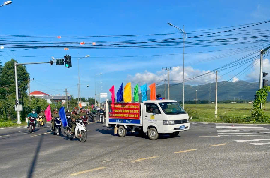 Đoàn diễu hành tuyên truyền lưu động trên các tuyến đường liên xã nhằm nâng cao nhận thức của người dân về phòng, chống ma túy