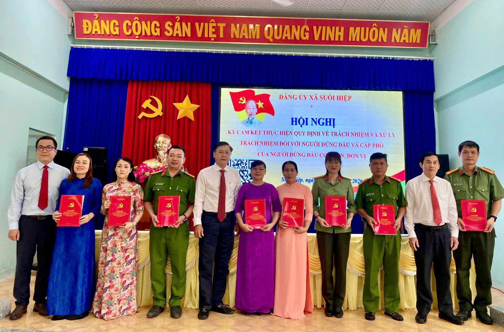 Các cơ quan, đơn vị thuộc diện Ban Thường vụ Đảng ủy xã quản lý nhận bản cam kết thực hiện trách nhiệm người đứng đầu và cấp phó của người đứng đầu năm 2026.