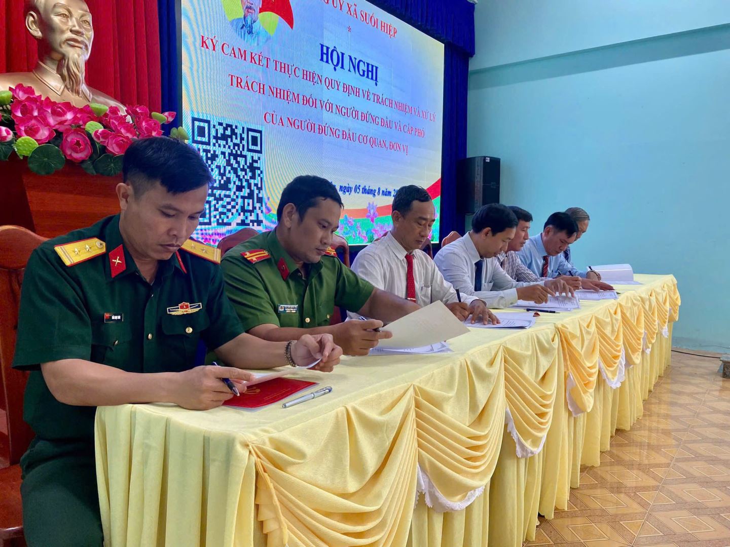 Đại diện Cấp ủy, Chỉ huy Công an xã Suối Hiệp nghiên cứu, quán triệt các nội dung cam kết trước khi ký kết thực hiện