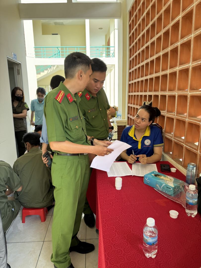 Công an xã hướng dẫn quy trình cho công nhân nhà máy