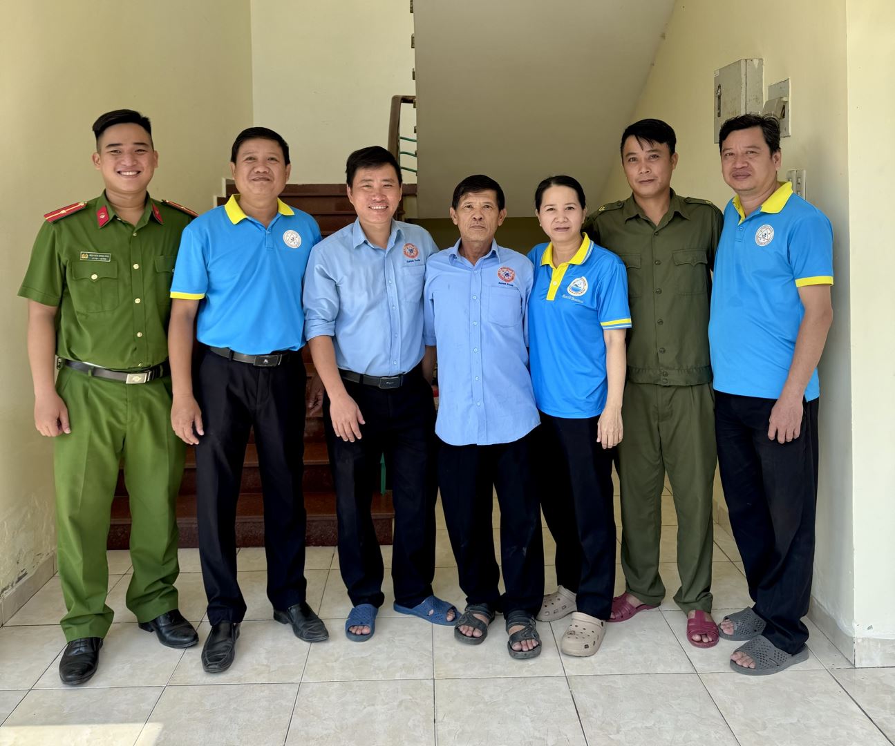 Đại diện Nhà máy và Công an xã chụp hình sau buổi làm việc