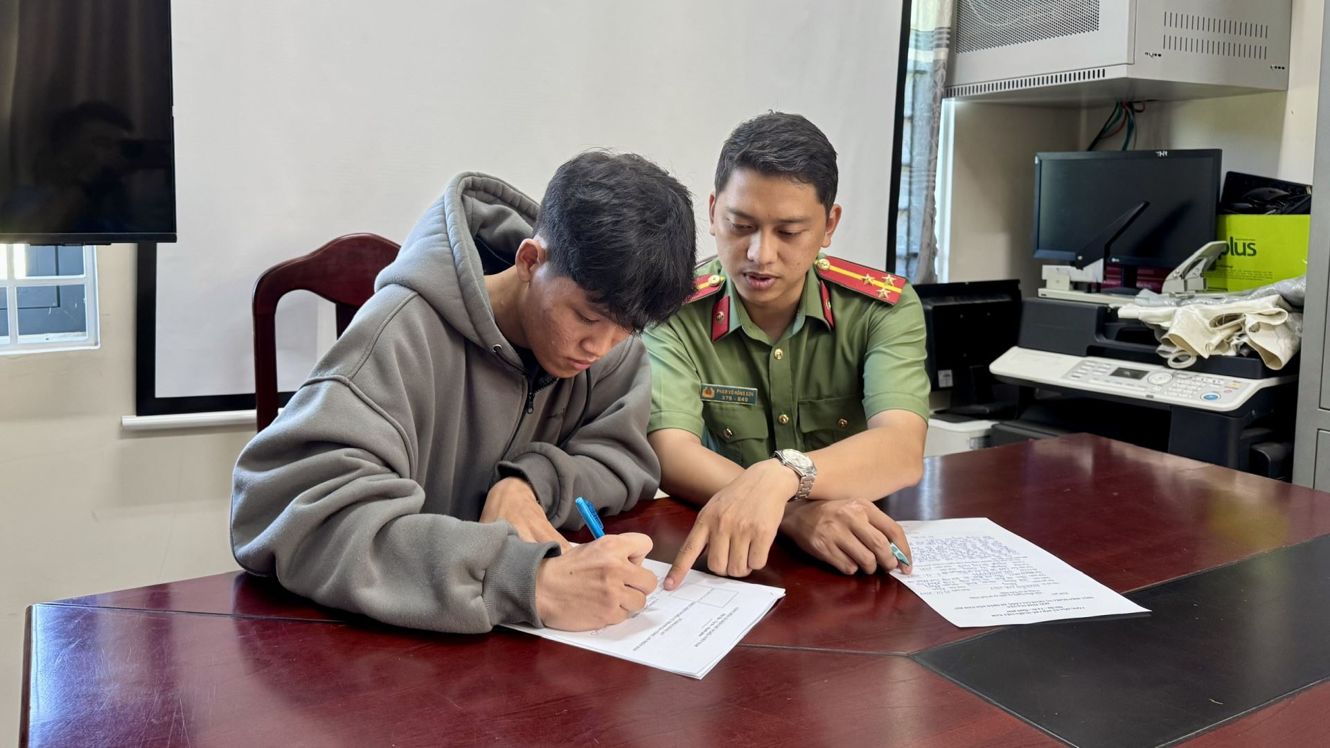 Cán bộ Công an xã Suối Hiệp hướng dẫn công dân Nguyễn Gia Huy về các điều kiện, tiêu chuẩn thực hiện nghĩa vụ tham gia Công an nhân dân năm 2027.