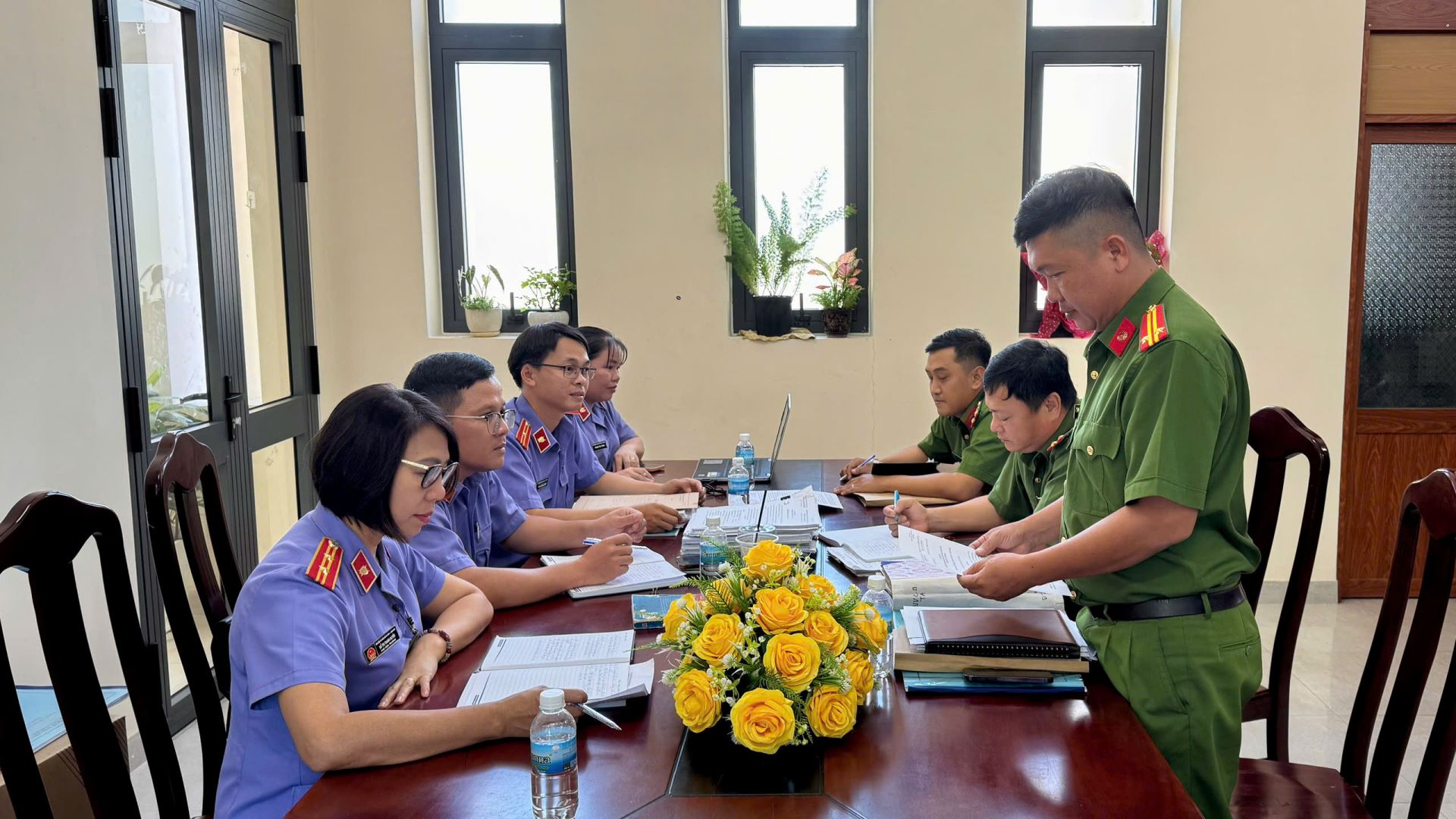 Đại diện Công an xã Suối Hiệp báo cáo, cung cấp hồ sơ phục vụ công tác kiểm sát