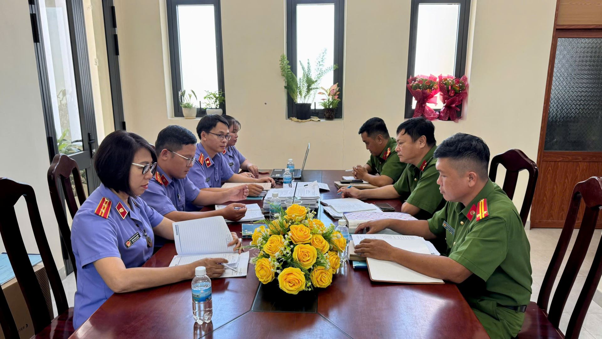 Đoàn kiểm sát làm việc, kiểm tra hồ sơ, tài liệu liên quan đến công tác tiếp nhận, giải quyết nguồn tin về tội phạm tại Công an xã Suối Hiệp