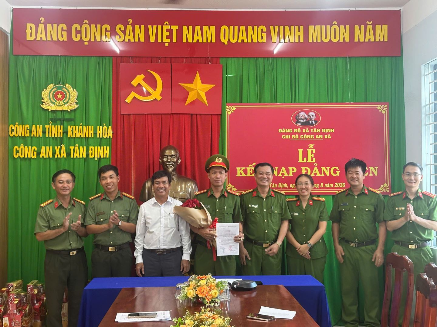Trao Quyết định kết nạp Đảng và tặng hoa chúc mừng đồng chí Hoàng Văn Long