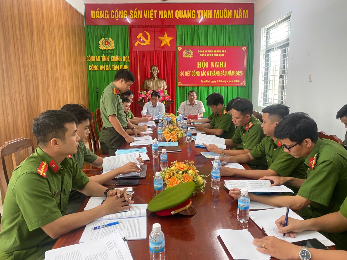 Đồng chí Thiếu tá Nguyễn Văn Sang, Phó Trưởng Công an xã chủ trì tham luận tại Hội nghị