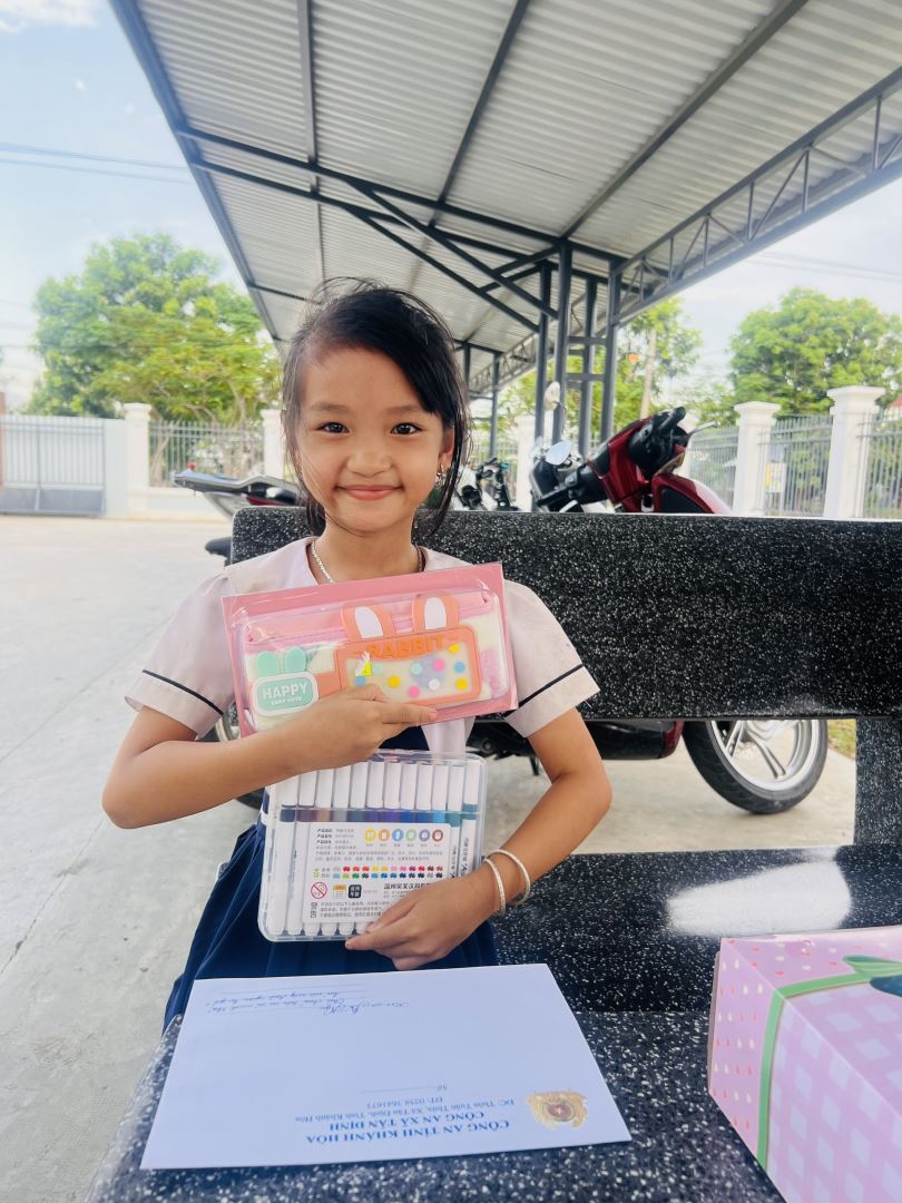 Nét rạng ngời của em Phan Như Ngọc khi được nhận quà là đồ dùng học tập