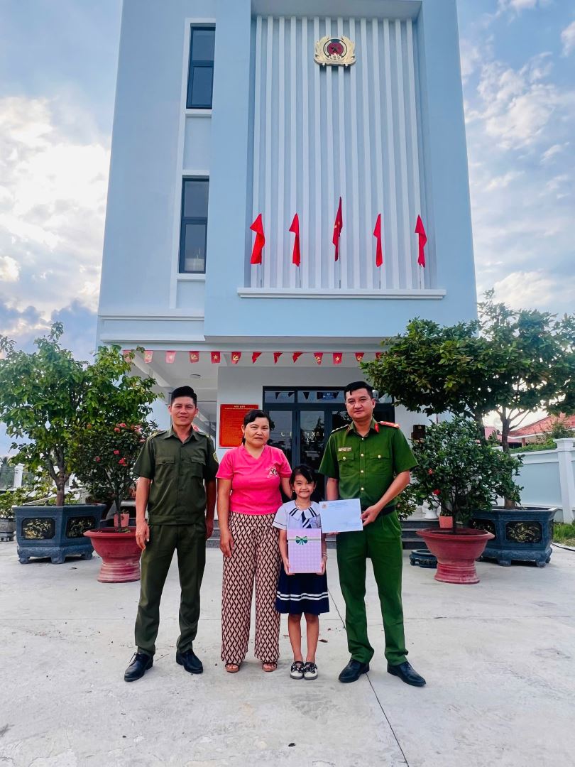 Công an xã Tân Định trao tặng phần quà bằng tiền mặt và đồ dùng học học tập từ đóng góp của cán bộ chiến sĩ bộ phận CSTT và các nhà hảo tâm cho cháu Ngọc trước thềm năm học mới