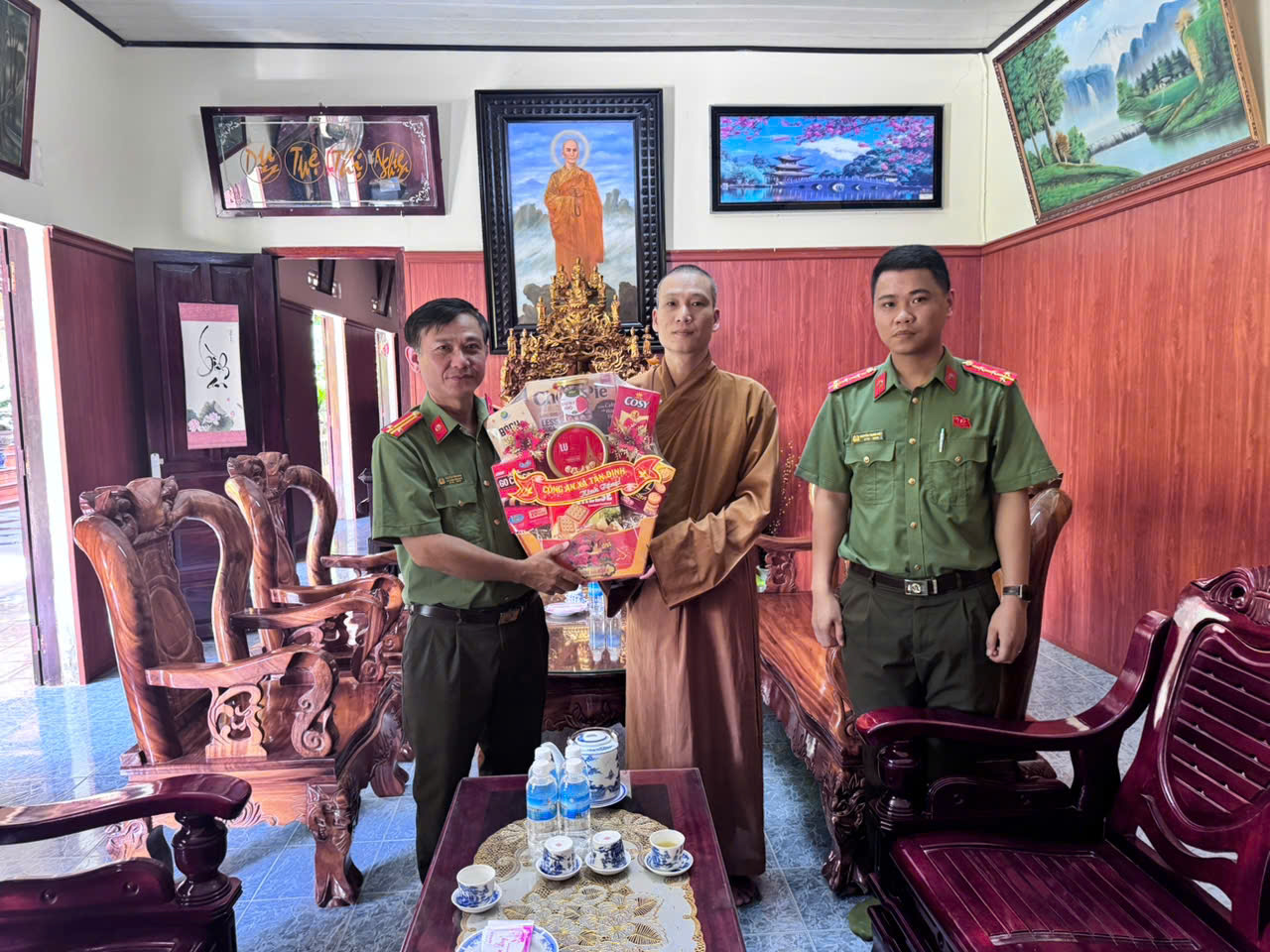 Đại diện Công an xã thăm, tặng quà tại Tổ Đình Thiên Bửu