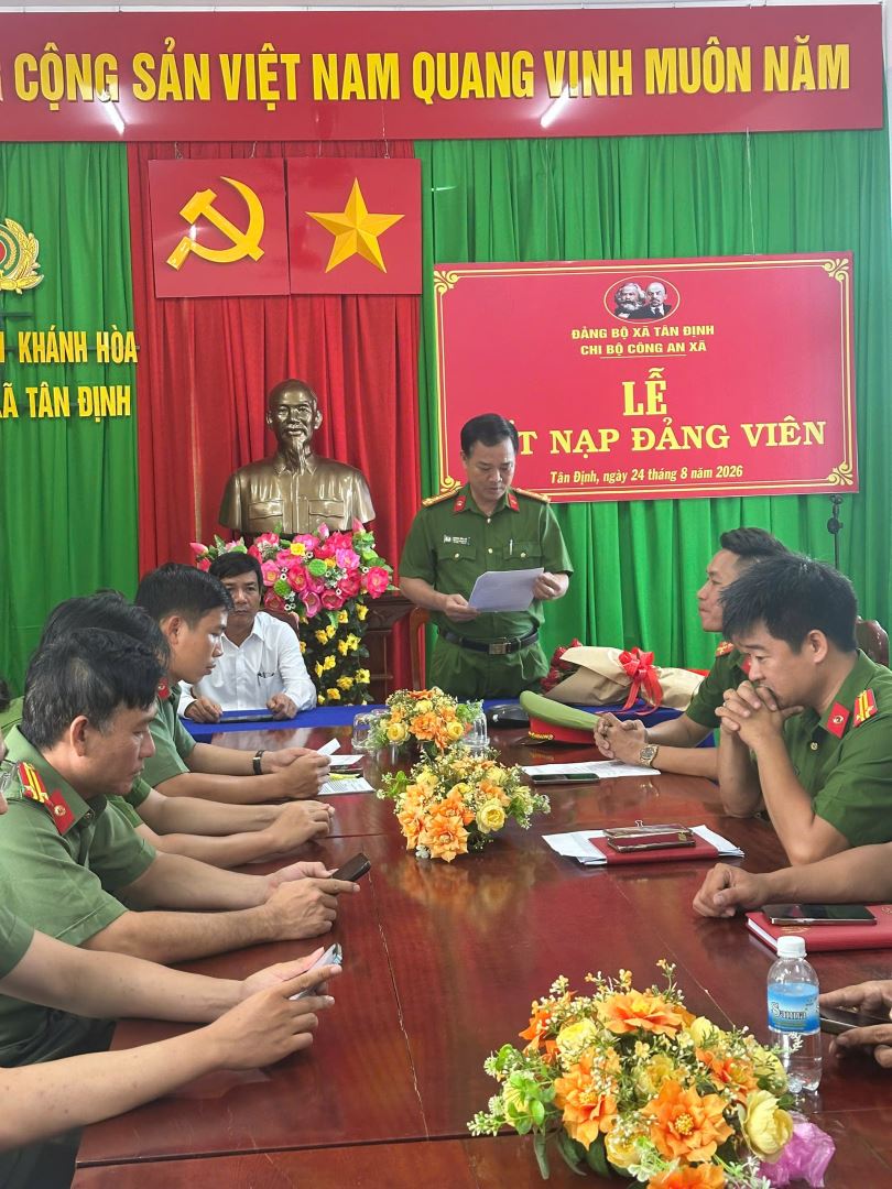 Đồng chí Thượng tá Đường Tấn Mỹ - Bí thư Chi bộ, Trưởng Công an xã phát biểu