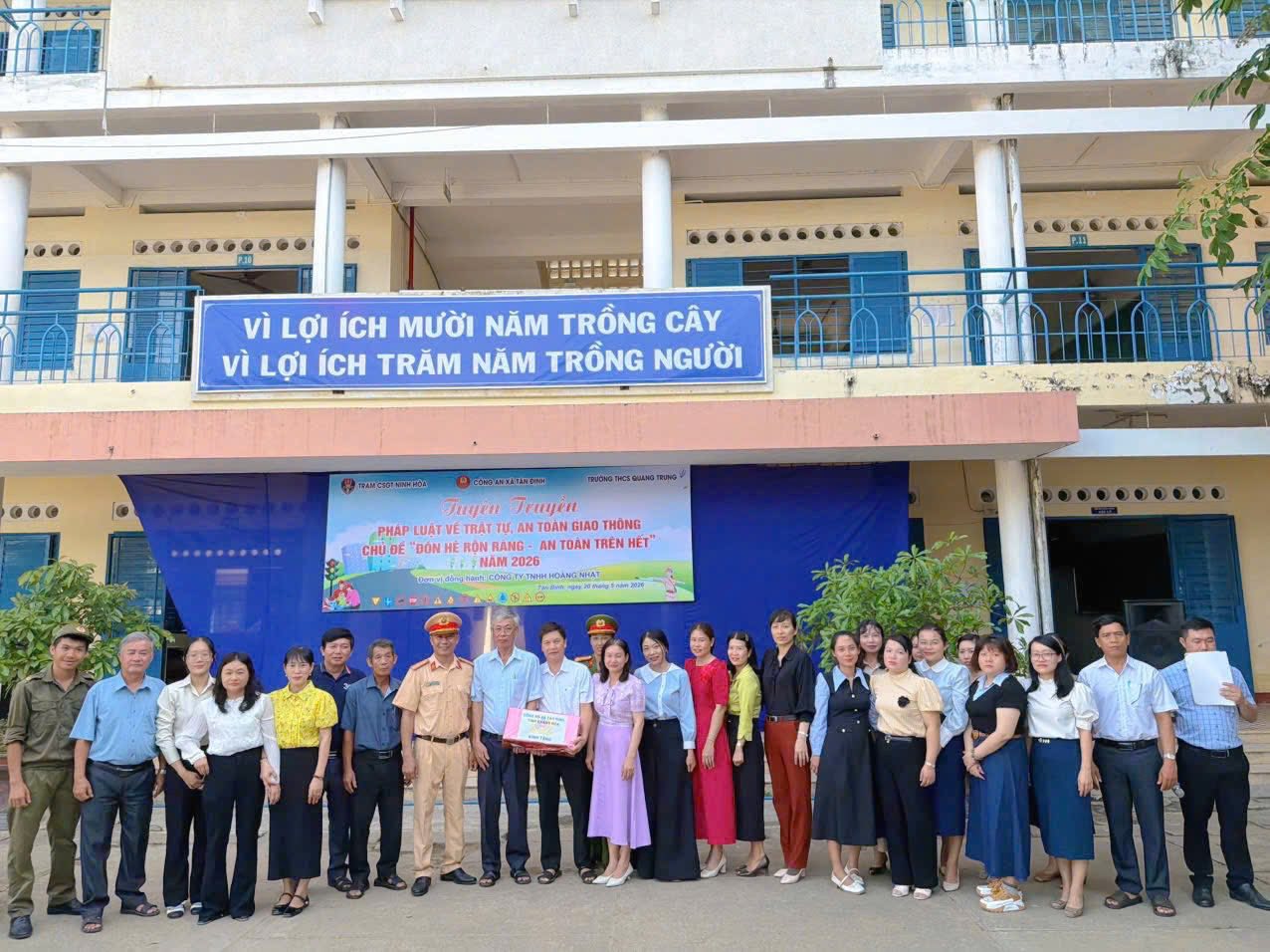 Nhà trường và Công an xã chụp hình kỷ niệm