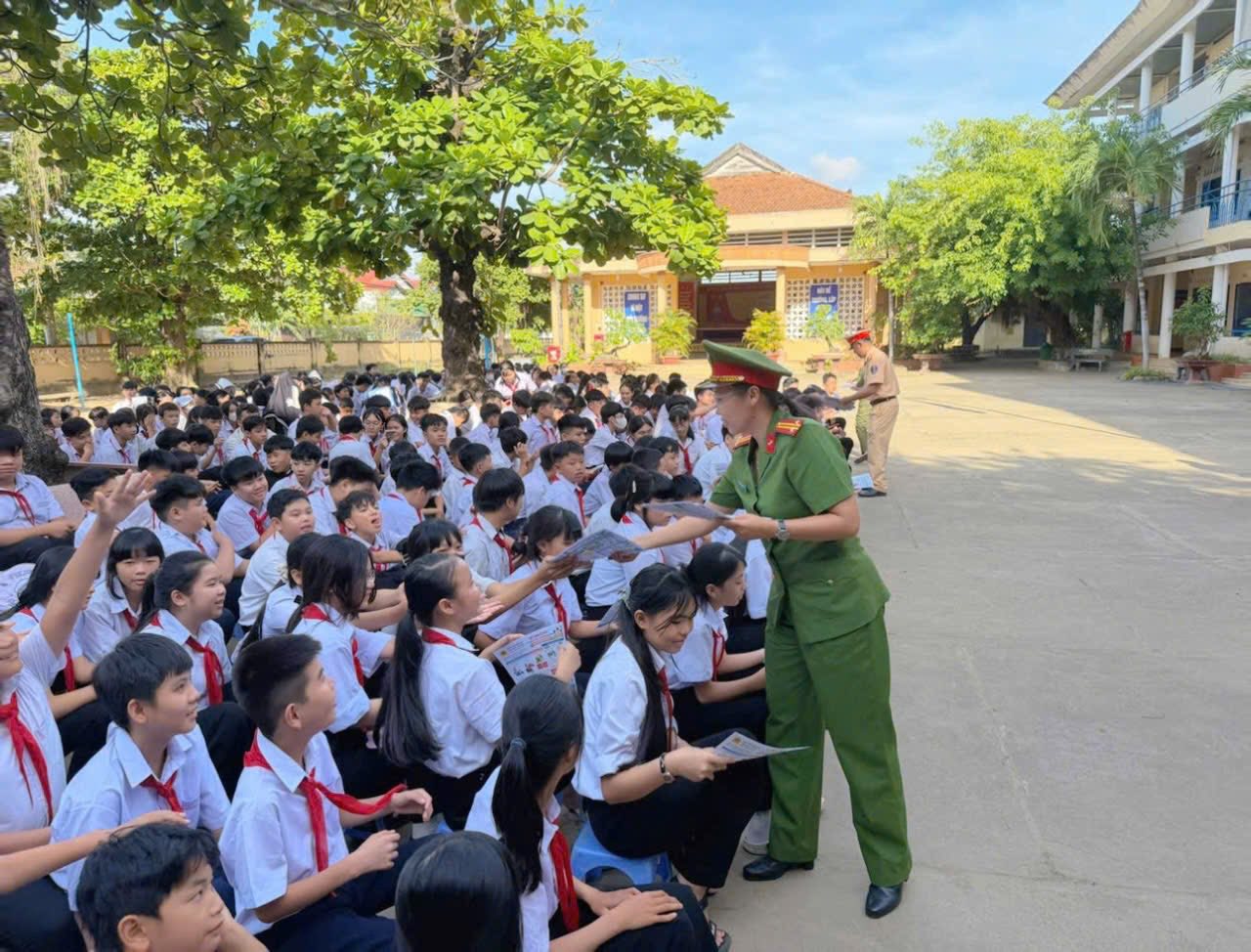Hình ảnh Công an xã tuyên truyền
