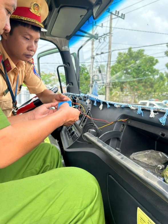 Ảnh: Kiểm tra thiết bị giám sát hành trình, đèn, còi