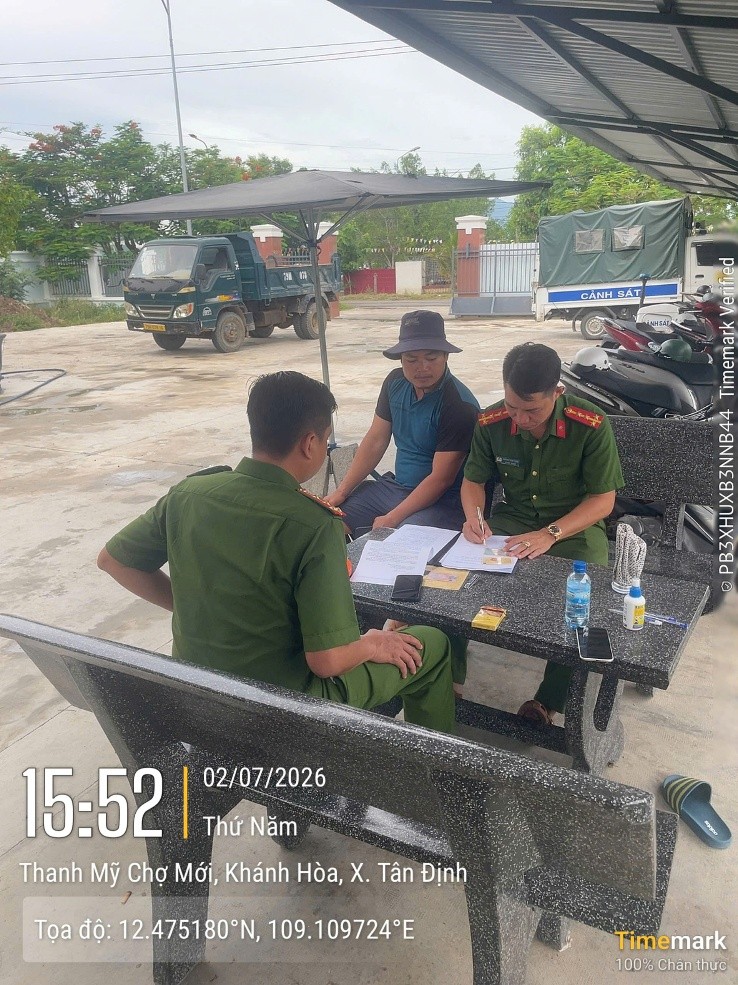 Ảnh: Tuyên truyền cho lái xe, chủ phương tiện ký cam kết chấp hành pháp luật về trật tự, an toàn giao thông đường bộ