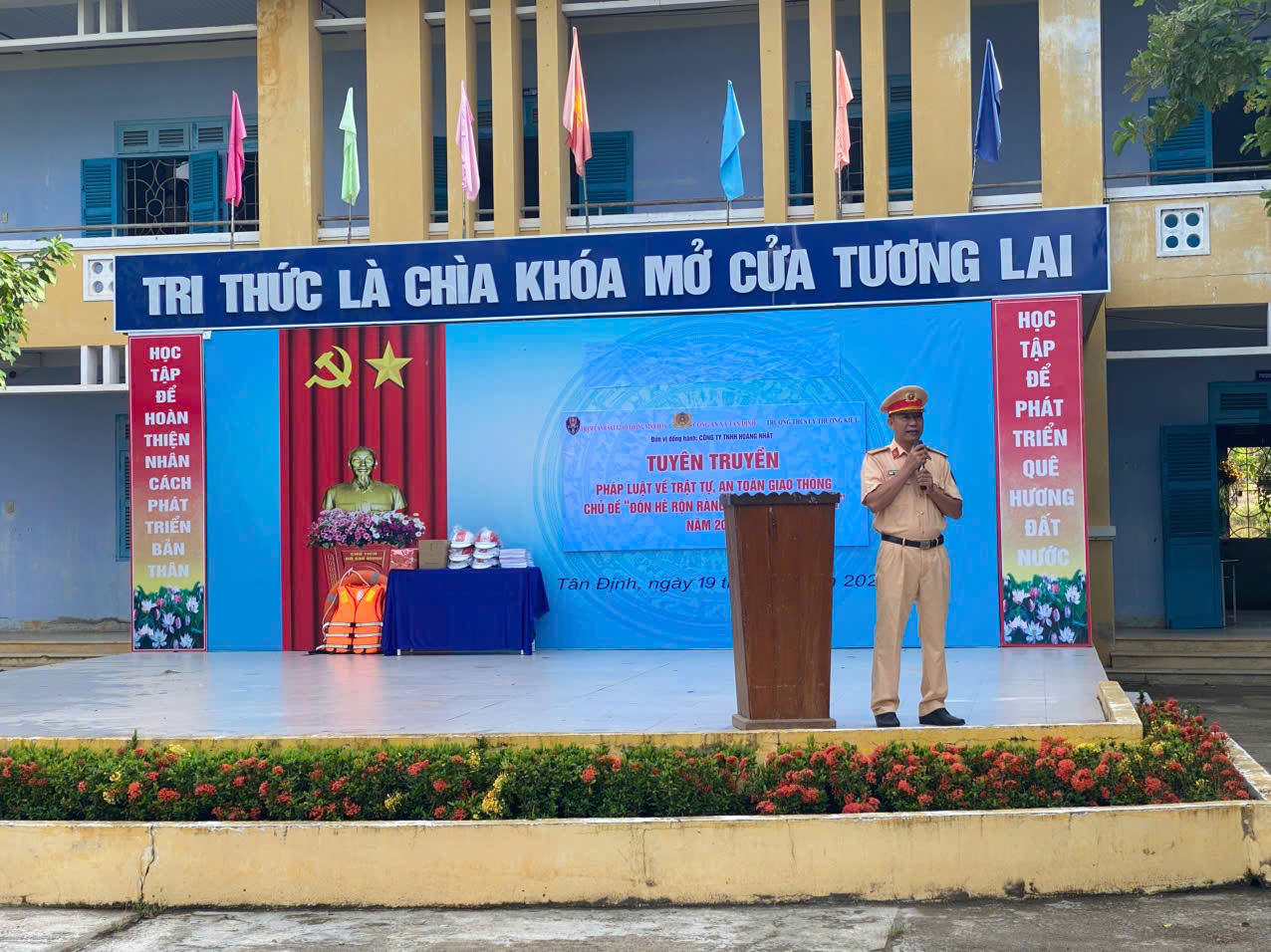 hình ảnh tuyên truyền