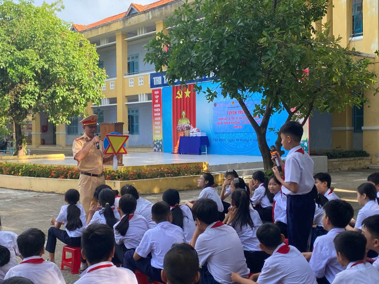 trao đổi với học sinh