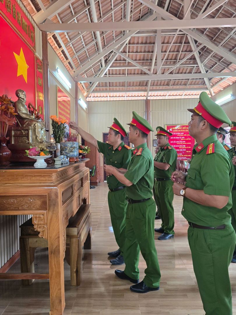 Lãnh đạo, CBCS dâng hương tưởng nhớ công ơn Bác Hồ và các Anh hùng liệt sĩ