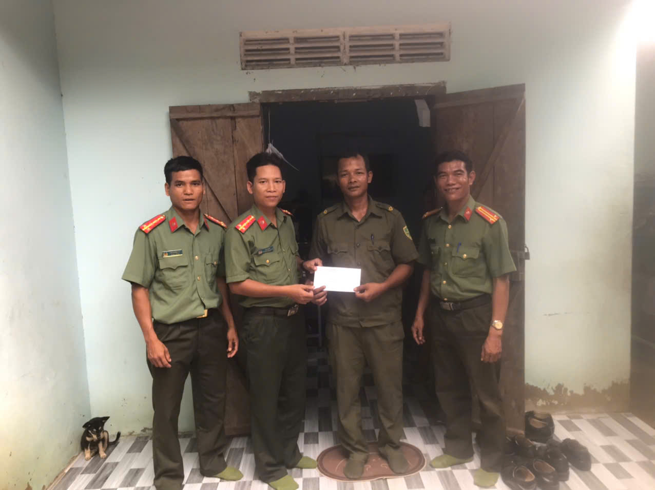 Đại diện Ban Chỉ huy Công an xã Tây Khánh Vĩnh thăm hỏi, động viên đồng chí Cao Hà Nhiết.