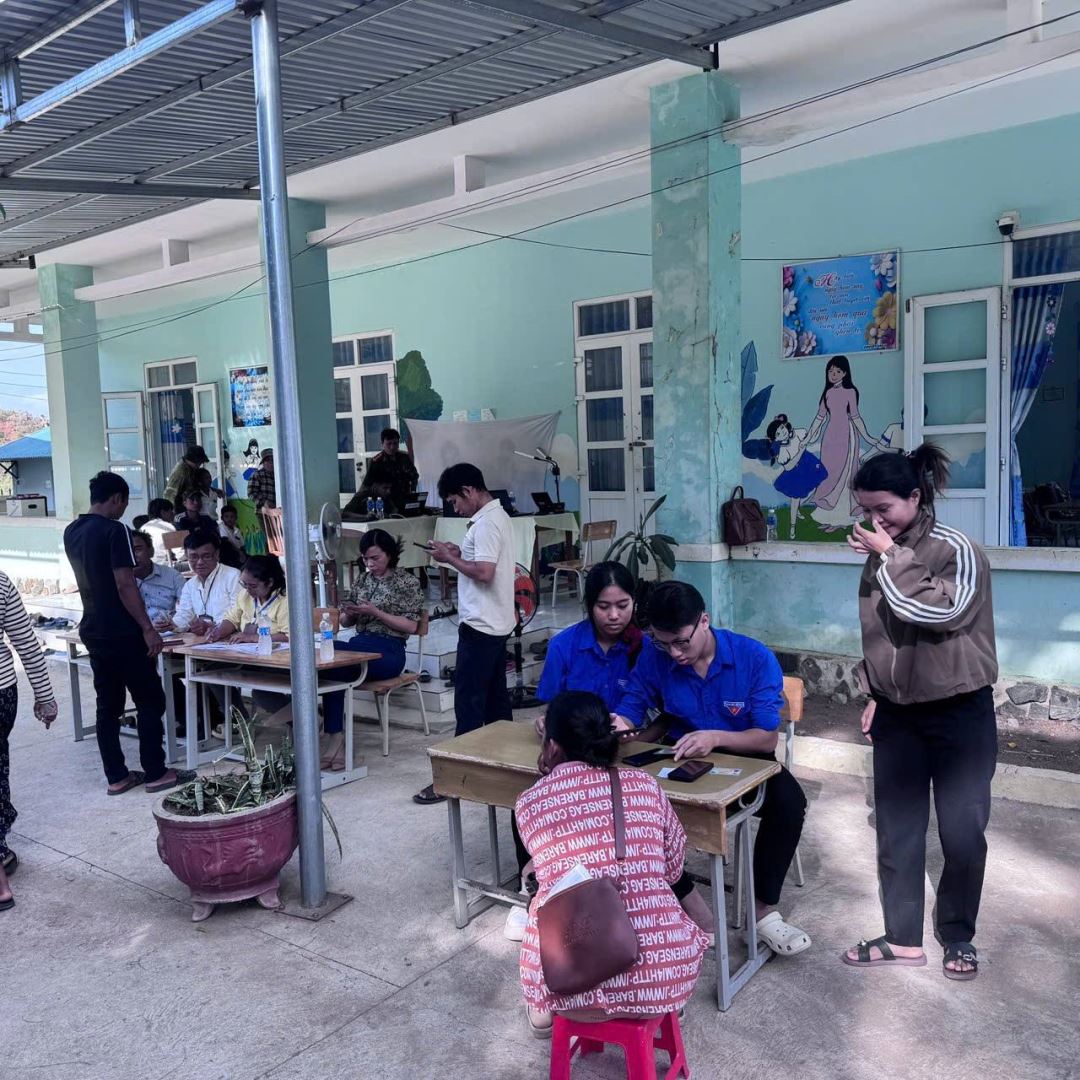 Các ban, ngành, tổ chức chính trị xã hội xã Thuận Bắc hướng dẫn công dân thực hiện thủ tục