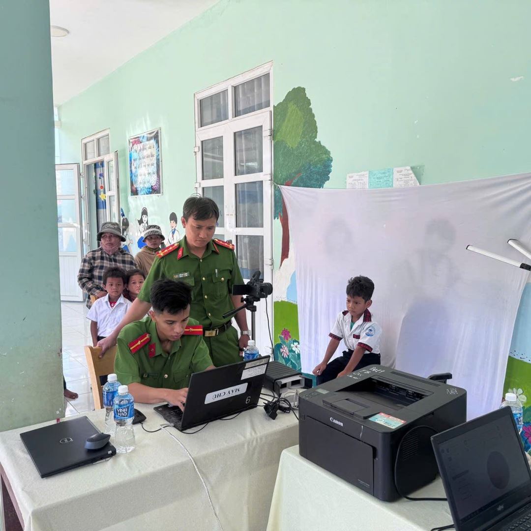 Cán bộ Công an xã Thuận Bắc cấp căn cước, định danh điện tử cho Công dân thuộc thôn Suối Le