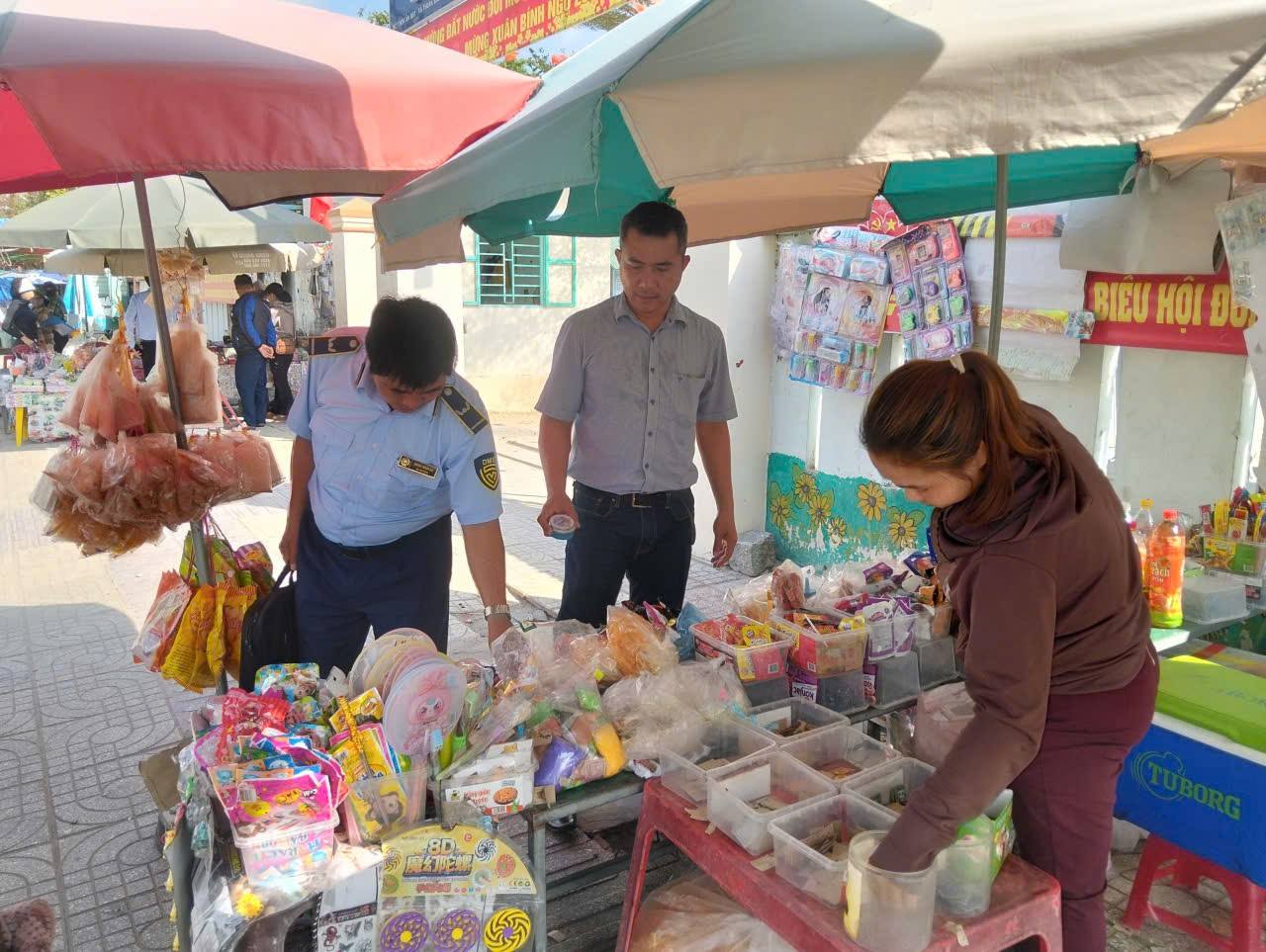 Đoàn liên ngành kiểm tra hàng hóa
