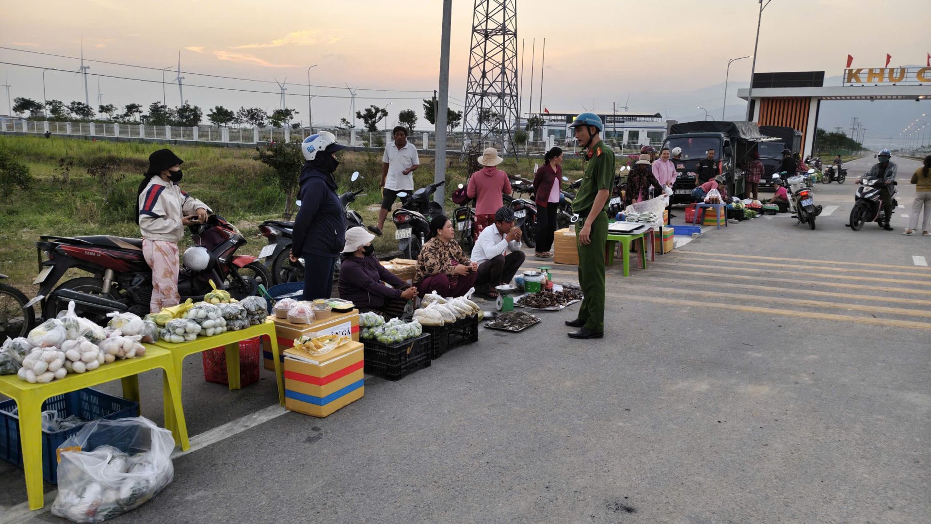 Cán bộ Công an xã tuyên truyền, nhắc nhở các hộ kinh doanh không lấn chiếm lòng đường gây cản trở giao thông, mỹ quan đô thị
