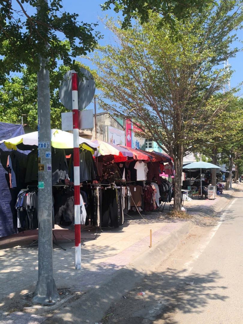 lấn chiếm vỉa hè khu vực Chợ Thuận Bắc