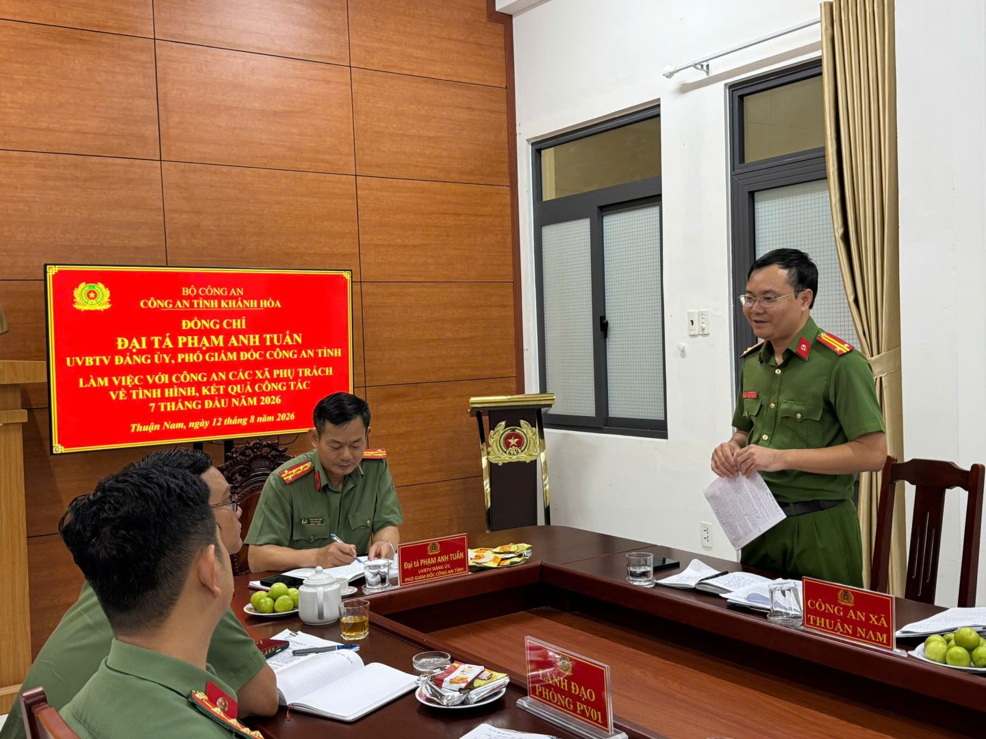 Đồng chí Trung tá Vũ Xuân Hòa - Trưởng Công an xã Thuận Nam báo cáo kết quả công tác Công an 07 tháng địa bàn xã tại Hội nghị 