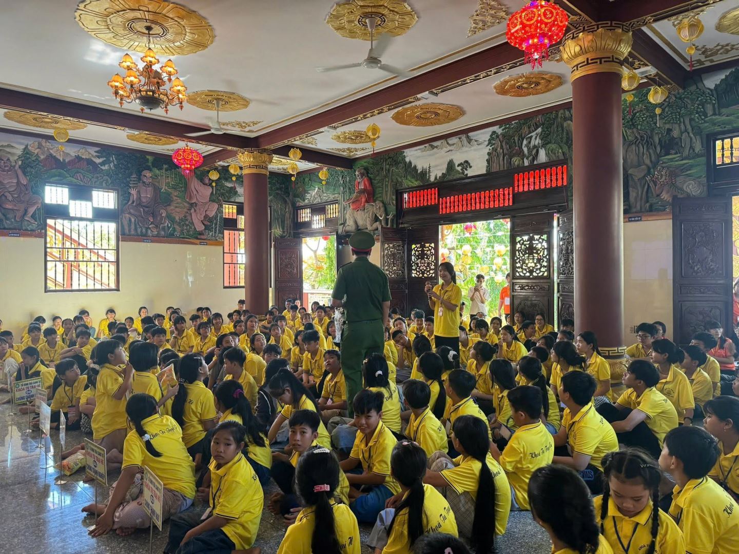 Cán bộ Công an xã tuyên truyền cho trại sinh về tác hại của thuốc lá điện tử, kỹ năng nhận diện các thực phẩm tiềm ẩn khả năng trộn lẫn các chất ma túy và kỹ năng phòng, chống đuối nước