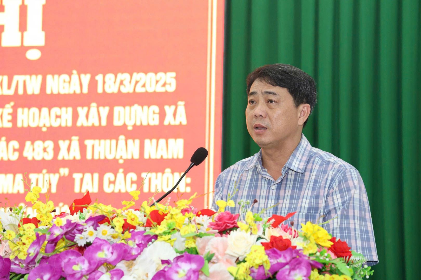 Đồng chí Lê Công Bình - Phó Bí thư Đảng ủy - Chủ tịch UBND xã phát biểu khai mạc Hội nghị