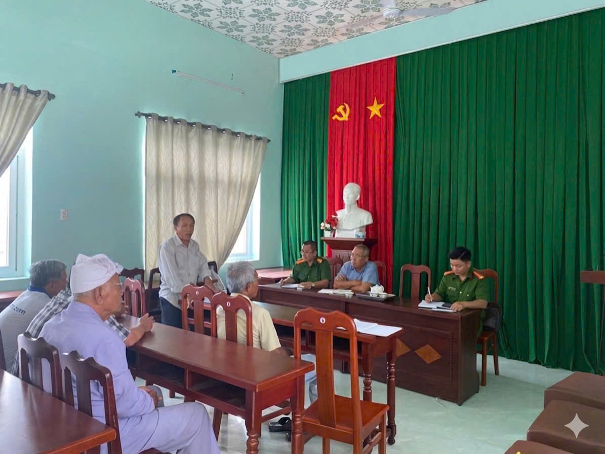      Ảnh: Công an xã trao đổi với Ban quản lý Nhân dân thôn Văn Lâm 3 trong việc triển khai thực hiện Mô hình