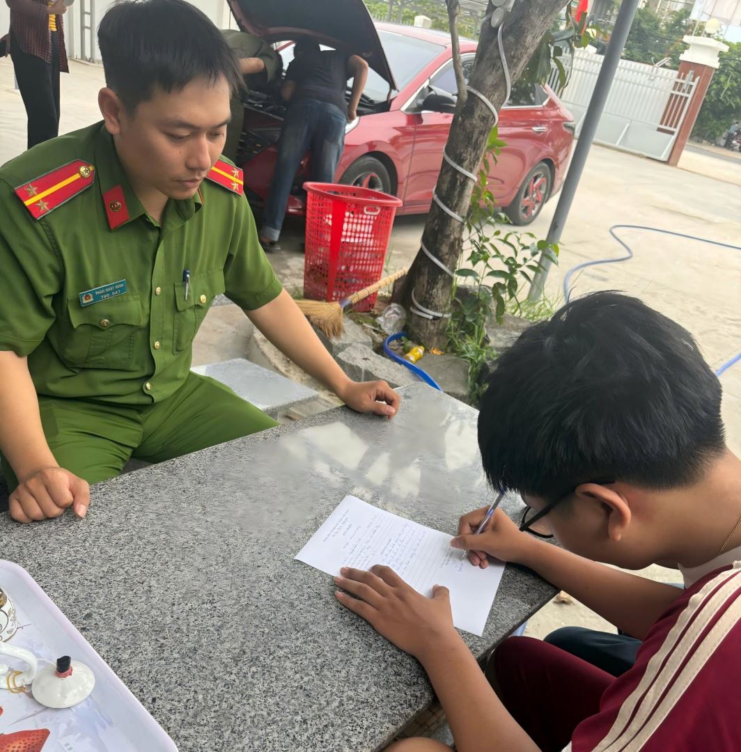 Công an xã Tu Bông cho các trường hợp vi phạm cam kết