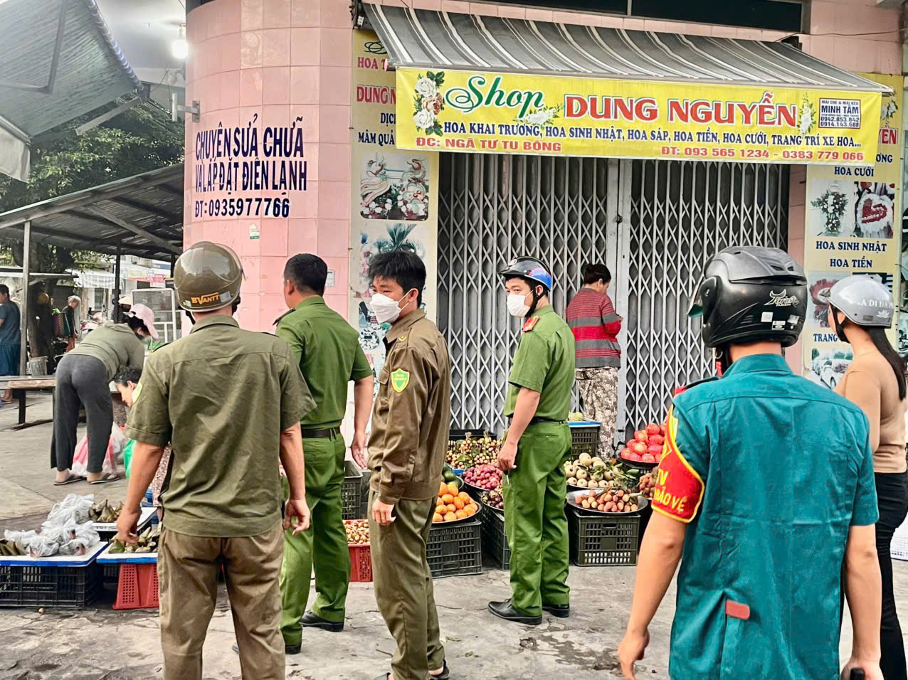 Công an xã tuyên truyền, nhắc nhở đến người dân không tụ tập, buôn bán lần chiếm lòng, lề đường