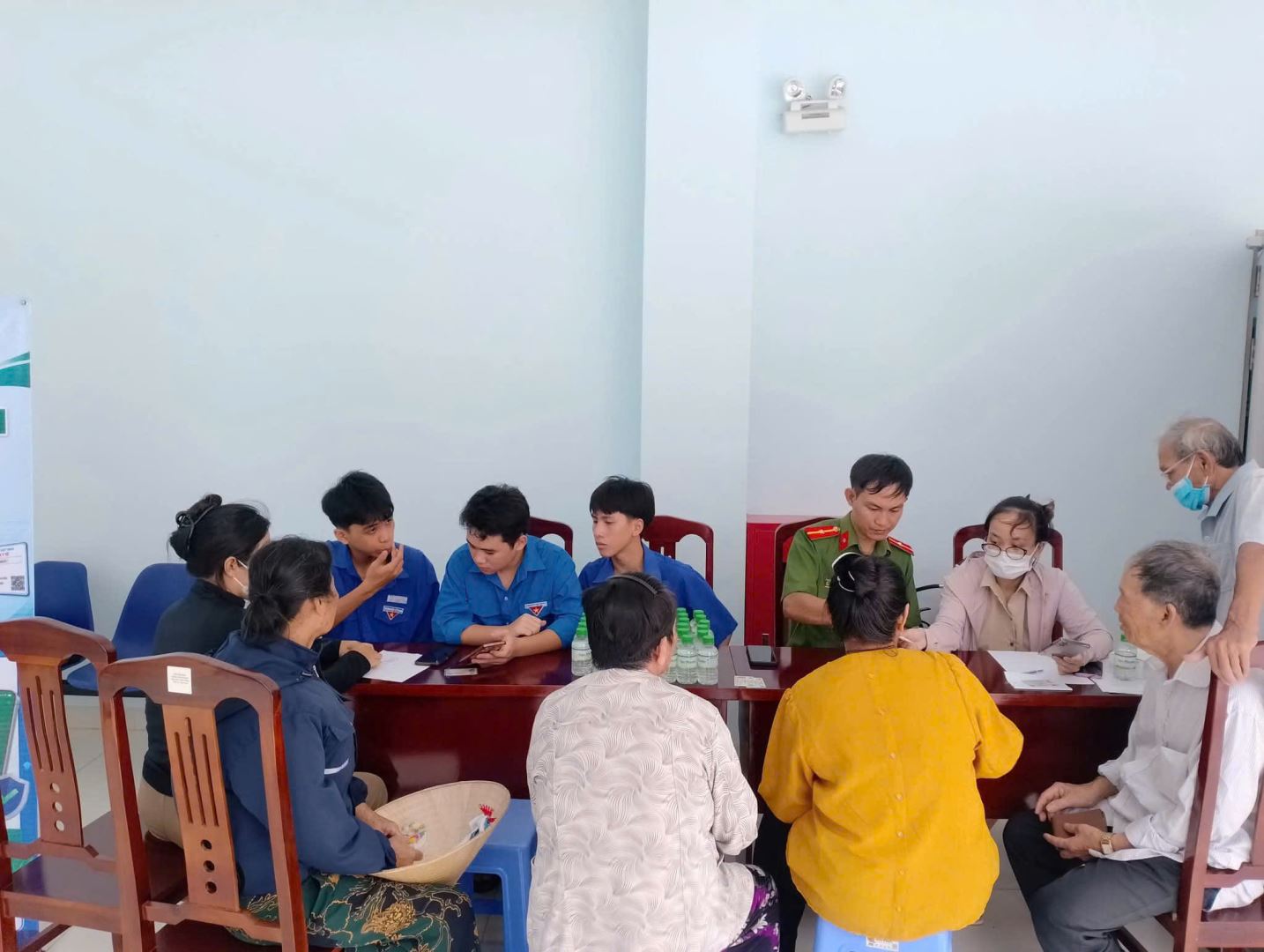 Hình ảnh phối hợp giữa chi đoàn xã và Công an xã