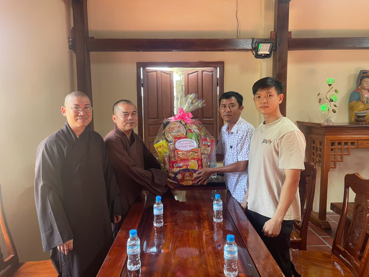 Đồng chí Trung tá Võ Tiên Phong tặng quà Chùa Báo Ân