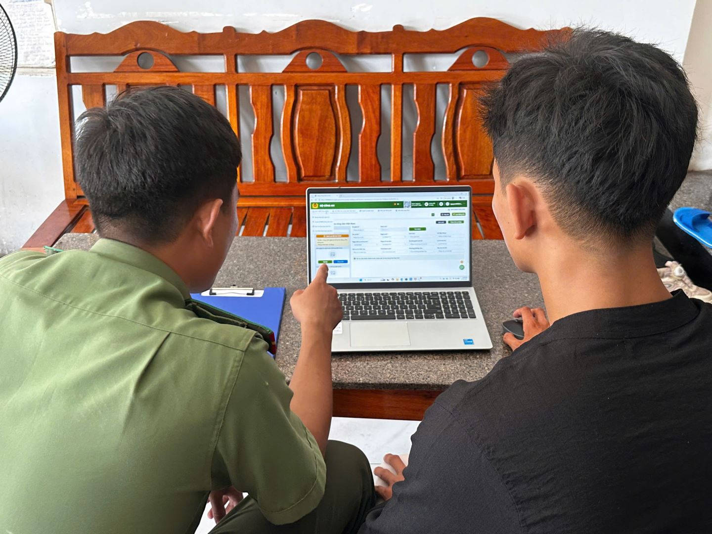 Lực lượng An ninh Công an xã Nông Cống trực tiếp hướng dẫn cơ sở lưu trú sử dụng ứng dụng "KBLT KBTT"