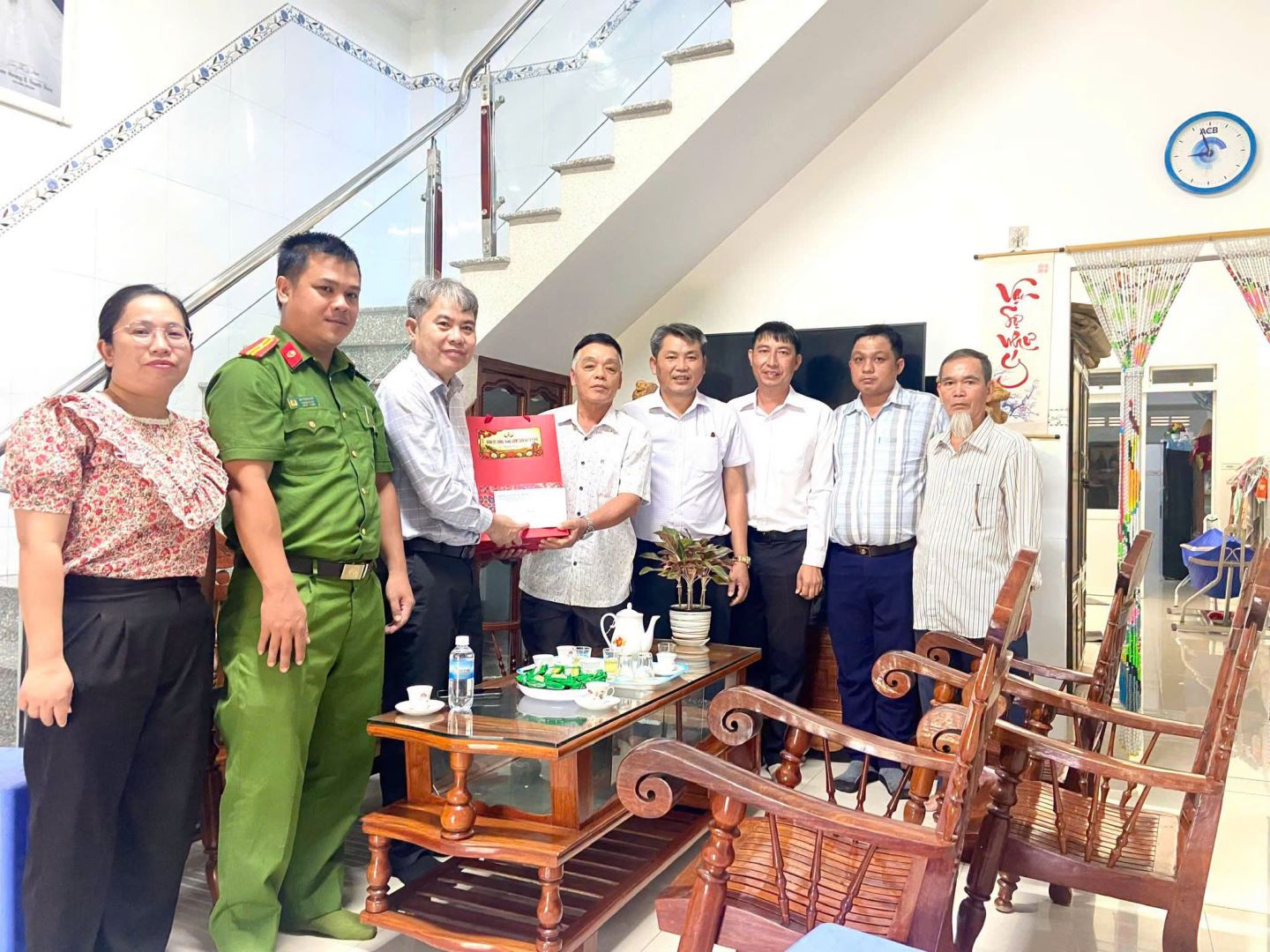 Cơ quan ban ngành, đoàn thể, lực lượng Công an xã tham gia tặng quà 
