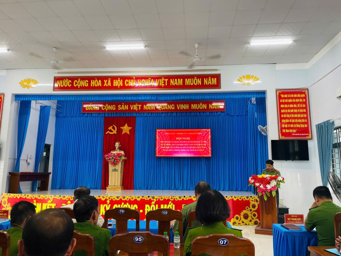 Phát biểu khai mạc hội nghị thành lập Chi hội Cựu CAND xã Tu Bông