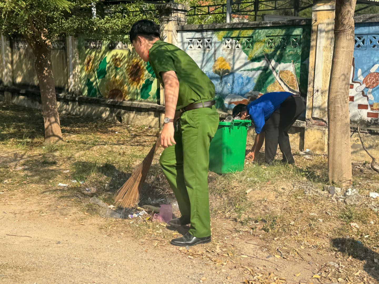 Đoàn viên Chi đoàn Công an xã Tu Bông tham gia dọn vệ sinh khu vực công cộng