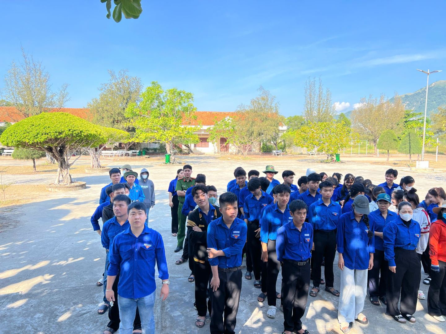 Chi đoàn Công an xã Tu Bông ra quân hưởng ứng Ngày Chủ nhật xanh